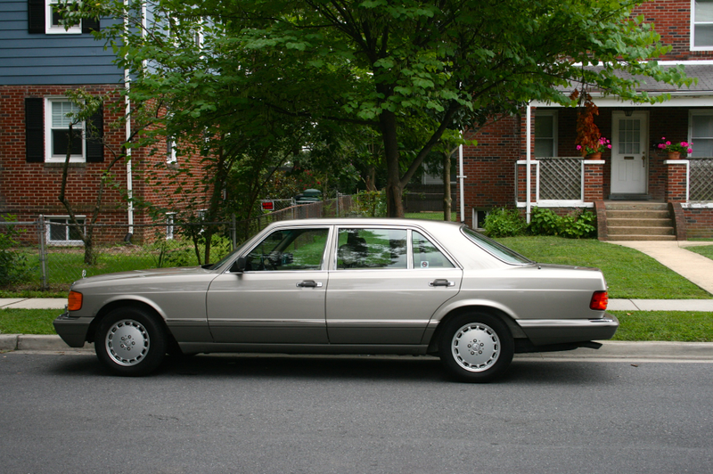 Illustration for article titled What It's Like To Drive Classic V8 Cruisers From Mercedes And Buick